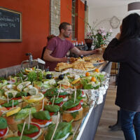 Zur Ausstellungseröffnung gibt's leckere Schnittchen