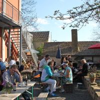 im Garten des Cafés die letzten Sonnenstrahlen genießen
