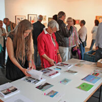 Zur Ausstellung lagen Informationen über die einzelnen Künstler aus, die mit Interesse studiert wurden.