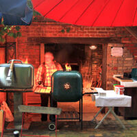 Erstmal den Grill anfeuern ...