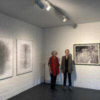 Doris Titze (links) und Susanne Pomerance neben ihren Arbeiten